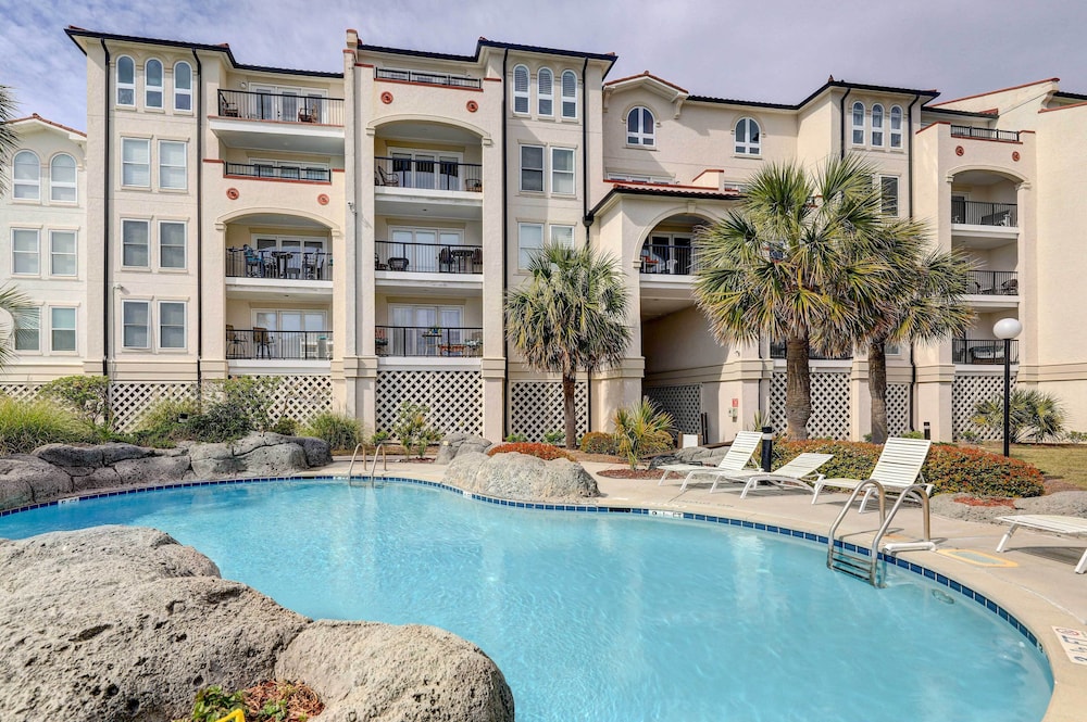Villa Capriani Condo with Direct Beach Access — 4-Star Luxury Hotel in Sneads Ferry, United States
