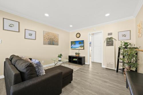 Sunny & Cheerful Near I 10 Queen Beds w Parking — 4-Star Luxury Hotel in Alhambra, United States