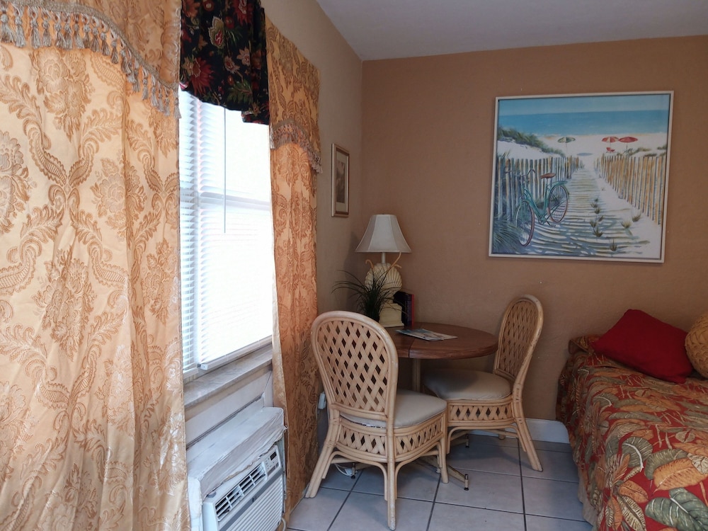 Swashbuckler Motel - photo 15