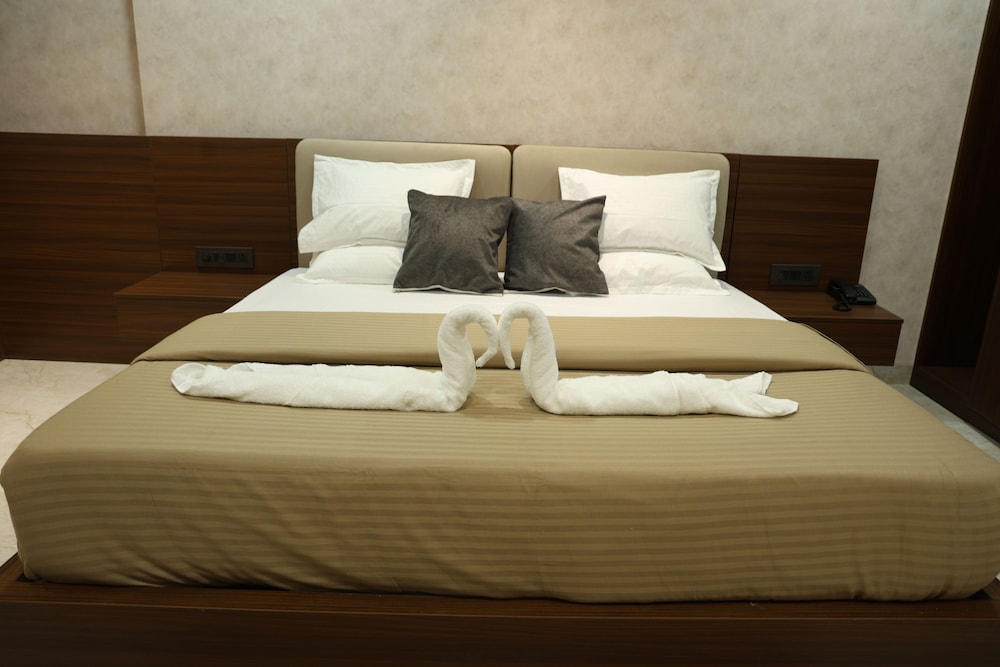 Govind Palace Restaurant and Resort — hotel in Khargone