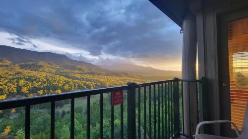 Eagles View Luxury living Amazing Mtn Views indoor pool & spa — 4-Star Luxury Hotel in Gatlinburg, United States