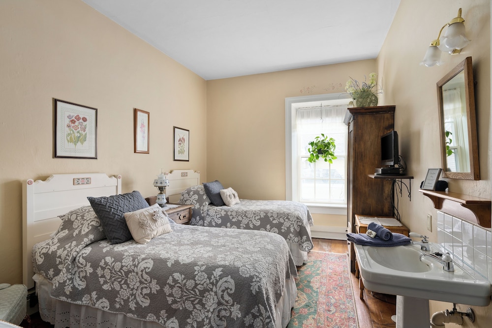 The Stagecoach Inn Bed & Breakfast and Five20 Social Stop - photo 26
