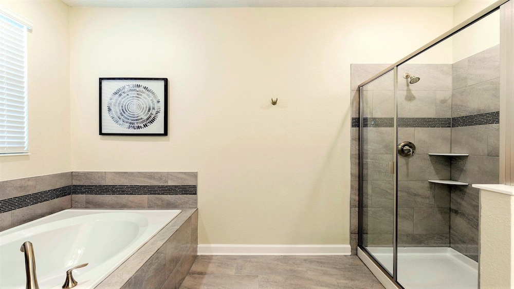 Elegant Retreat With Private Pool & Spa - photo 18