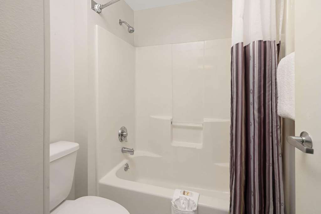 La Quinta Inn & Suites by Wyndham Naples East - photo 22