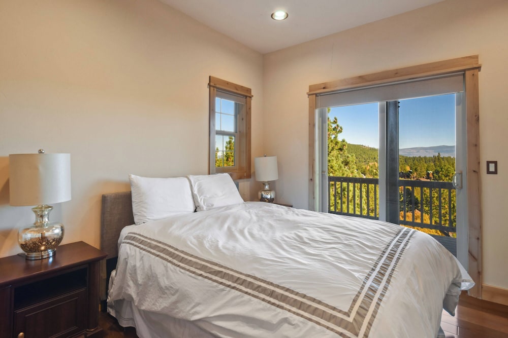 Hilltop Hideaway w Game Room & Forest Views - photo 4