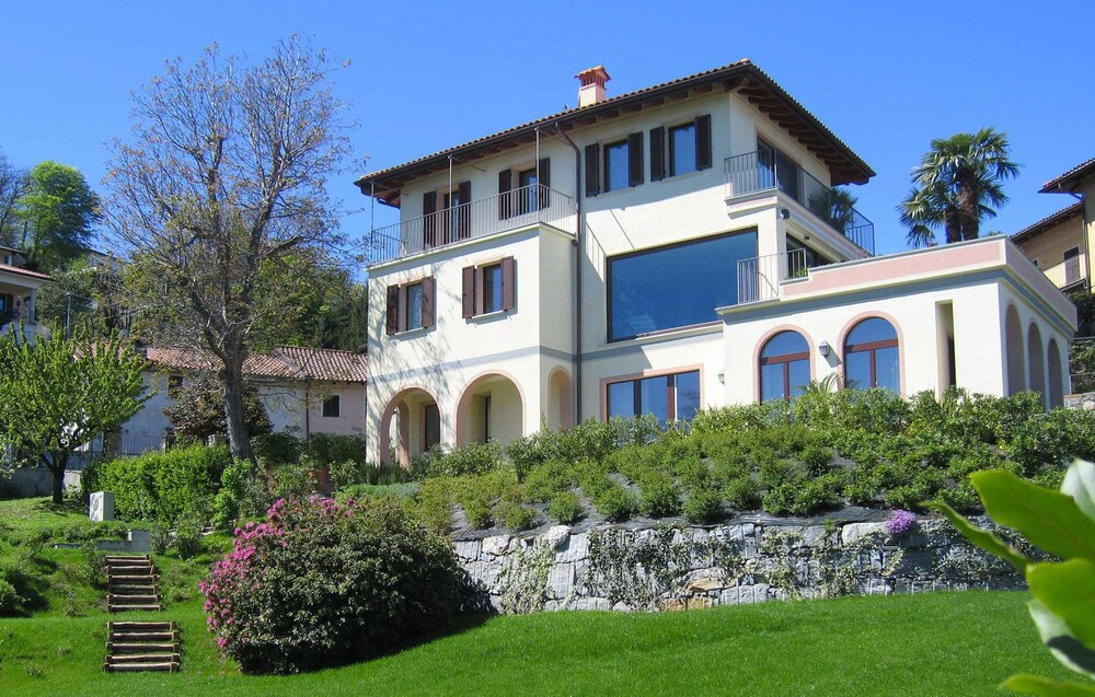 Villa Rubino Apartment con giardino e jacuzzi vista lago — 4-Star Luxury Hotel in Stresa, Italy