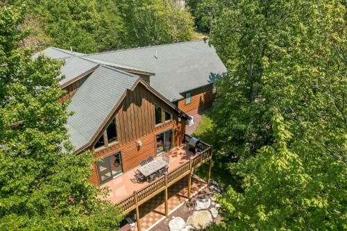 7 mins to Wisp New Hot tub Modern Cabin with Huge Media Room Fire Pit — 4-Star Luxury Hotel in Oakland, United States