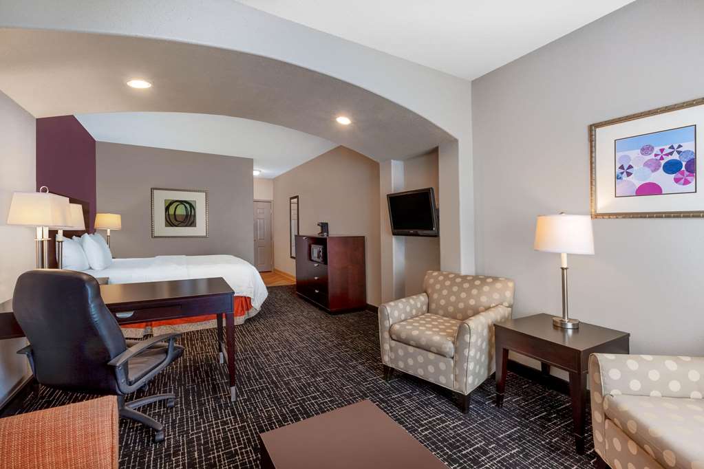 La Quinta Inn & Suites by Wyndham Lumberton - photo 36