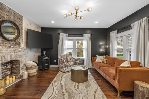Space Cowboy Huge yard Firepit close2downtown — 4-Star Luxury Hotel in Nashville, United States