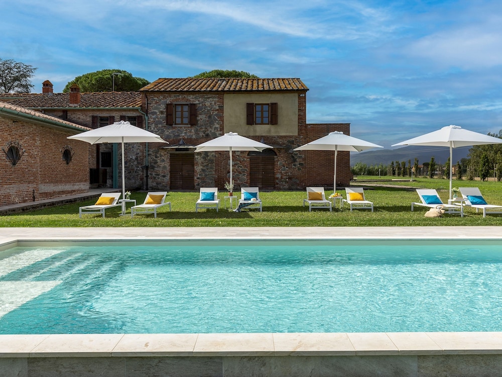 Tenuta Francigena 8 Emma Villas — 4-Star Luxury Hotel in Castelfranco Di Sotto, Italy