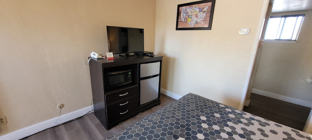 Econo Lodge Sacramento Convention Center - photo 4