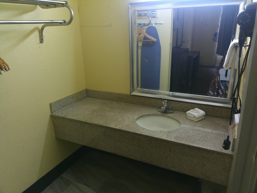 Red Roof Inn Hampton Coliseum - photo 17