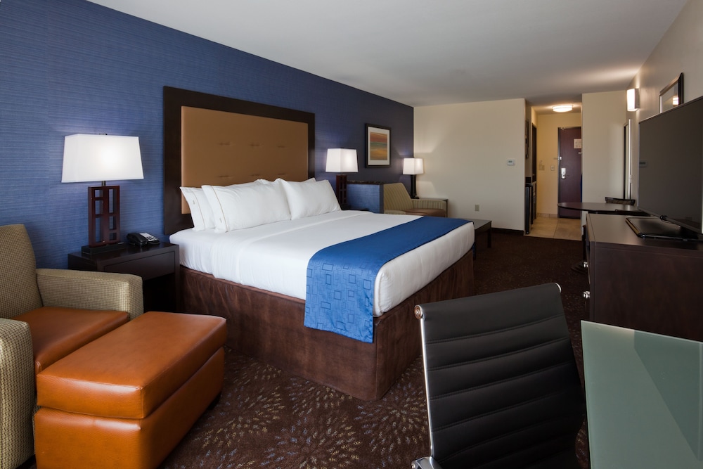 Holiday Inn Express Hotel & Suites Fort Dodge by IHG - photo 13