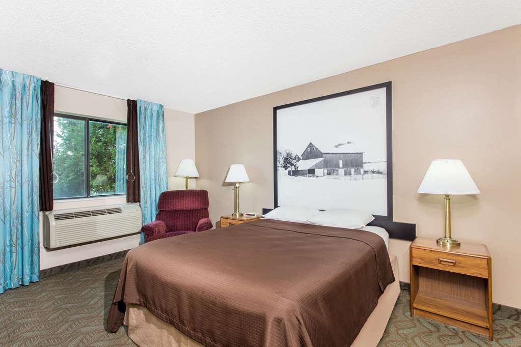 Super 8 by Wyndham Dodgeville - photo 6