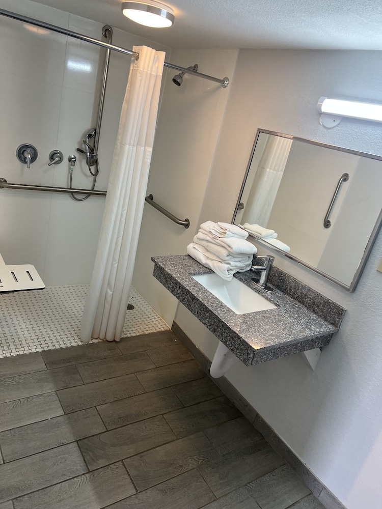 Econo Lodge Commerce - photo 15