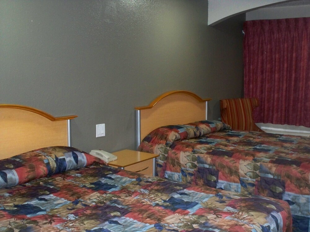 Scottish Inn & Suites - photo 16