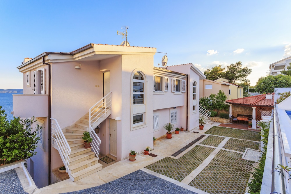 Villa Lola — 4-Star Luxury Hotel in Okrug Gornji, Croatia