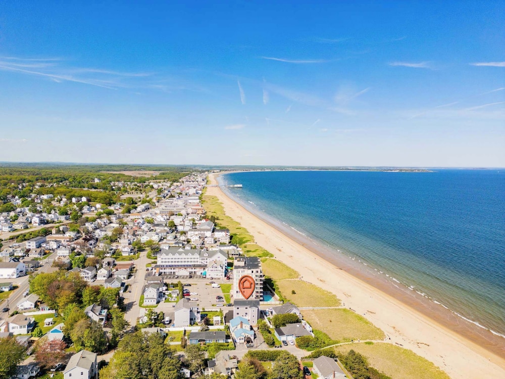 Oceanfront Home Beach Access Deck Ping Pong — 4-Star Luxury Hotel in Old Orchard Beach, United States