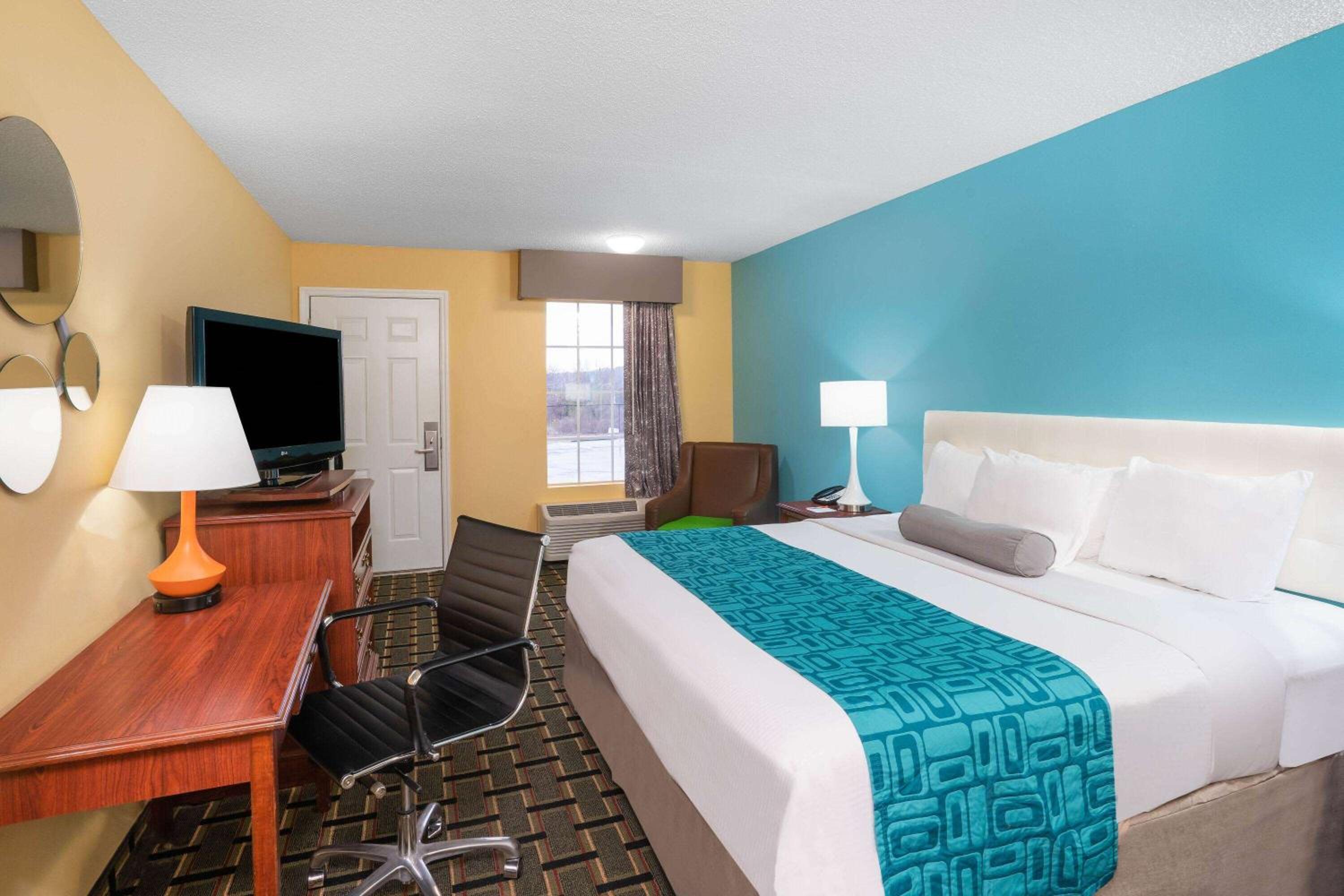 Howard Johnson by Wyndham Dalton - photo 13