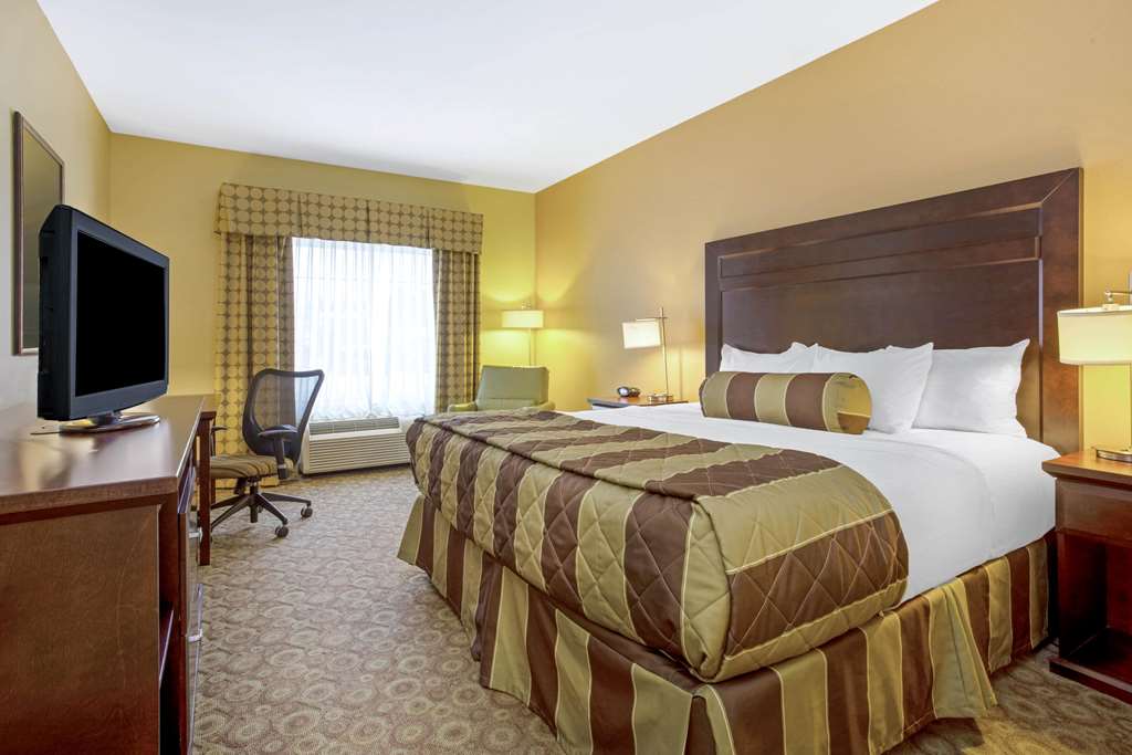 La Quinta Inn & Suites by Wyndham Dickinson - photo 25