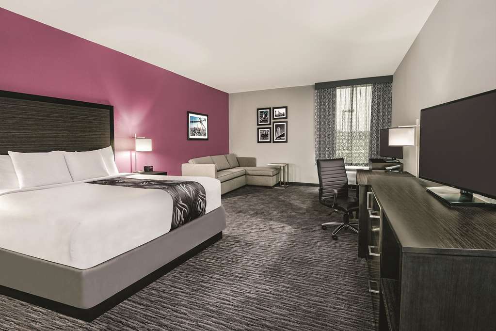 La Quinta Inn & Suites by Wyndham Dallas Grand Prairie North - photo 19