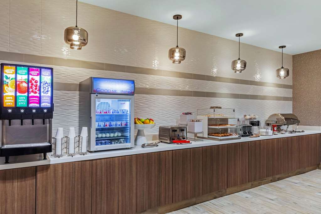 La Quinta Inn & Suites by Wyndham Kansas City Beacon Hill - photo 27
