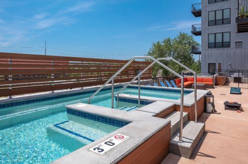 2BR 2 BA Apt Downtown wHot Tub & Amenities — 4-Star Luxury Hotel in Des Moines, United States