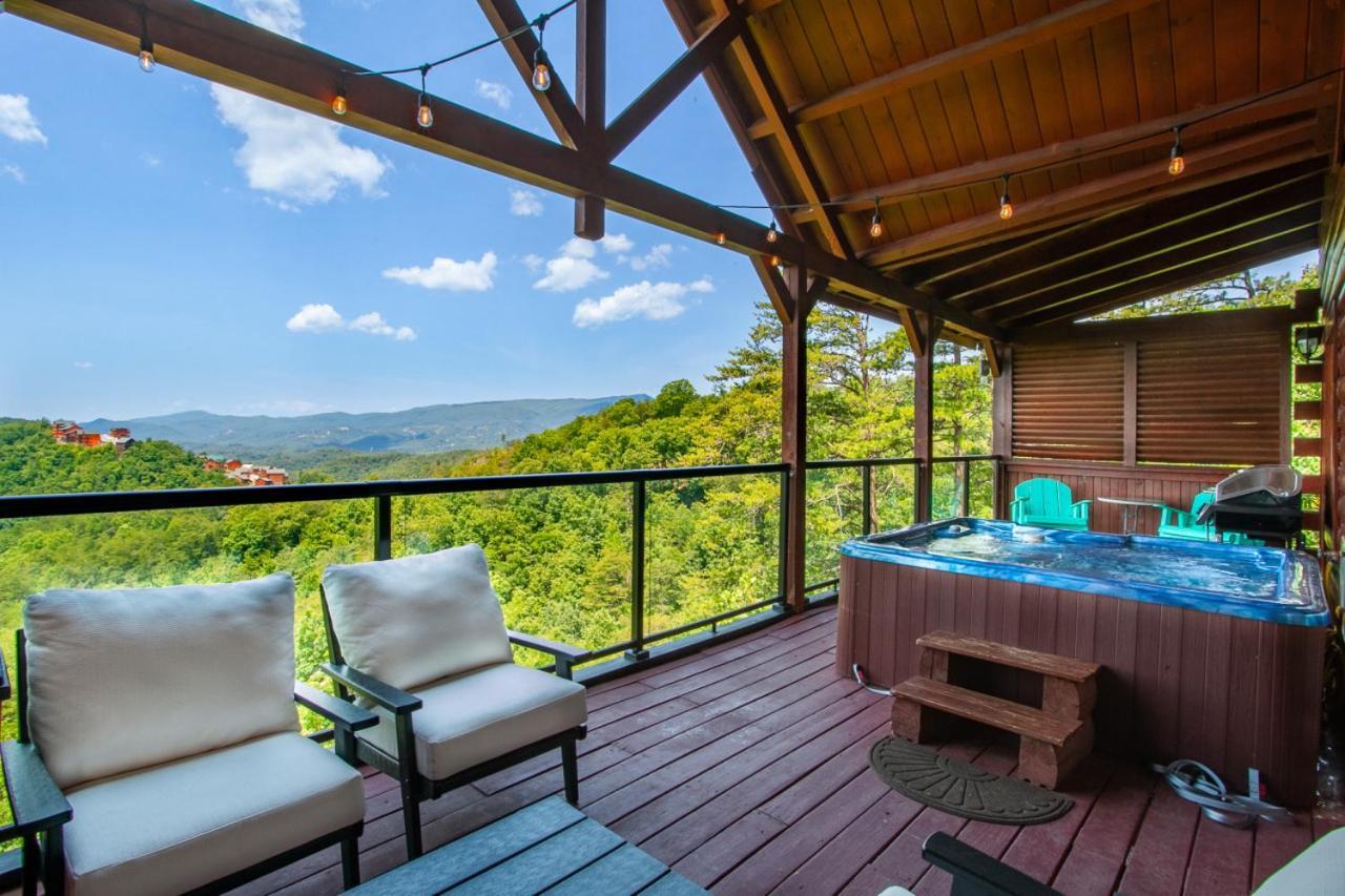 Smokies Sunset MTN Views Hot Tub Games MORE — 4-Star Luxury Hotel in Sevierville, United States