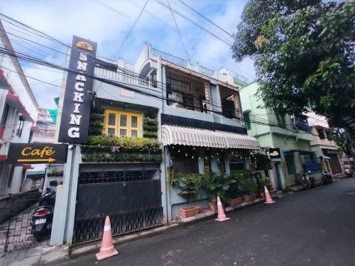 Spacious 3BHK House opp South City Mall — 4-Star Luxury Hotel in Kolkata, India