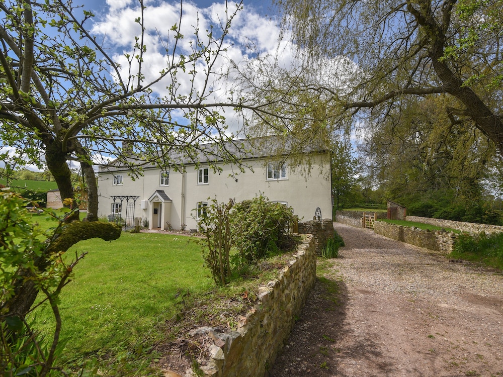 Millwater Cottage — 4-Star Luxury Hotel in Axminster, United Kingdom