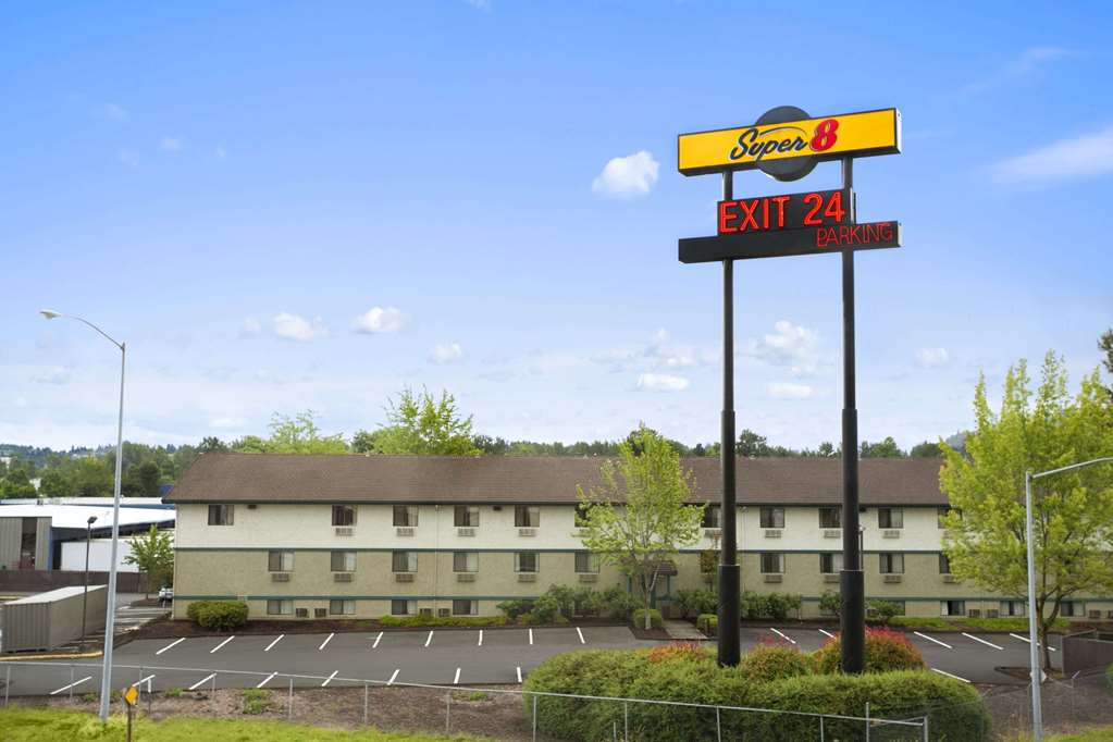 Super 8 by Wyndham Portland Airport - photo 2