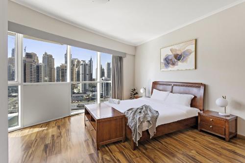 GuestReady Panoramic View of Dubai Skyline — 4-Star Luxury Hotel in Dubai, United Arab Emirates