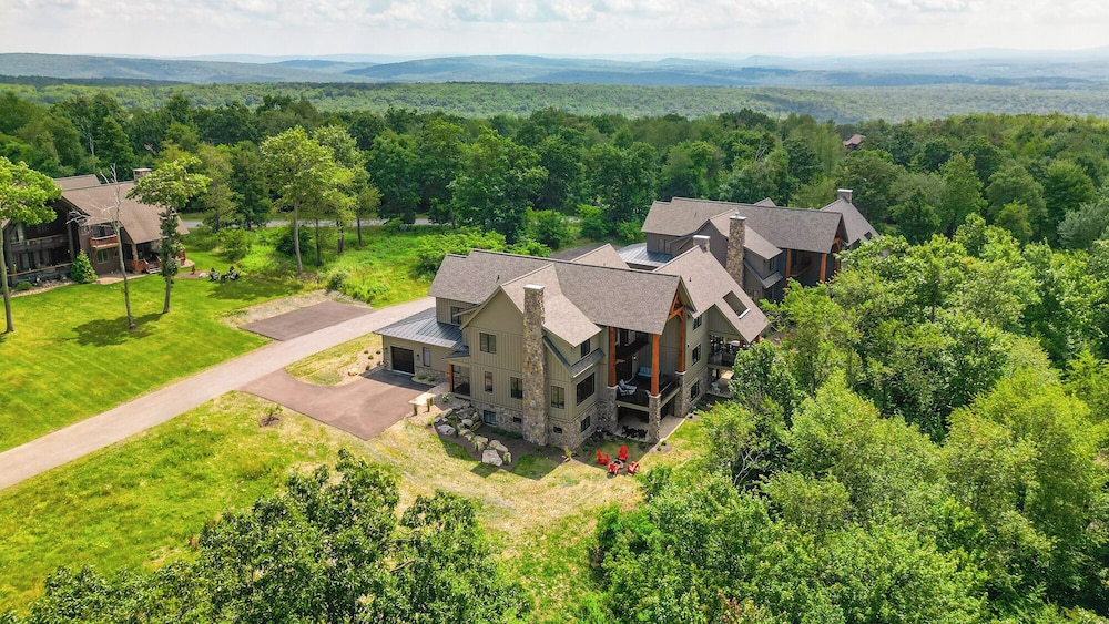 Timber Ridge Haus by Taylor Made Deep Creek — 4-Star Luxury Hotel in Mchenry, United States
