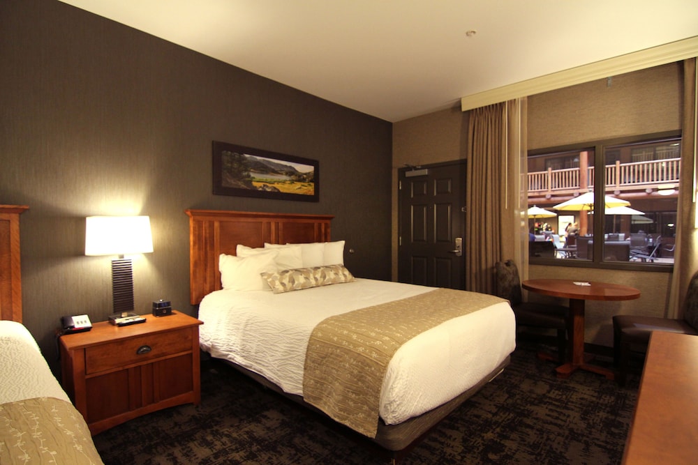 Casper C Mon Inn Hotel Suites — Evansville