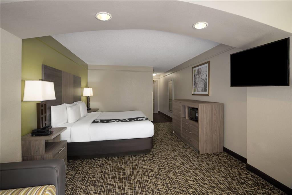 La Quinta Inn & Suites by Wyndham Atlanta Stockbridge - photo 33