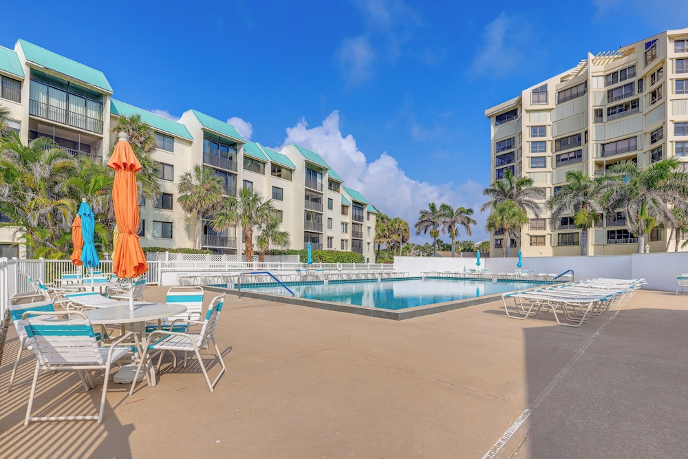 Pool Golf and Beach Access Fort Pierce Condo — 4-Star Luxury Hotel in Fort Pierce, United States