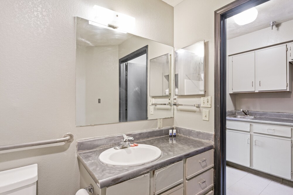 OYO Hotel Edmond University of Central Oklahoma - photo 21