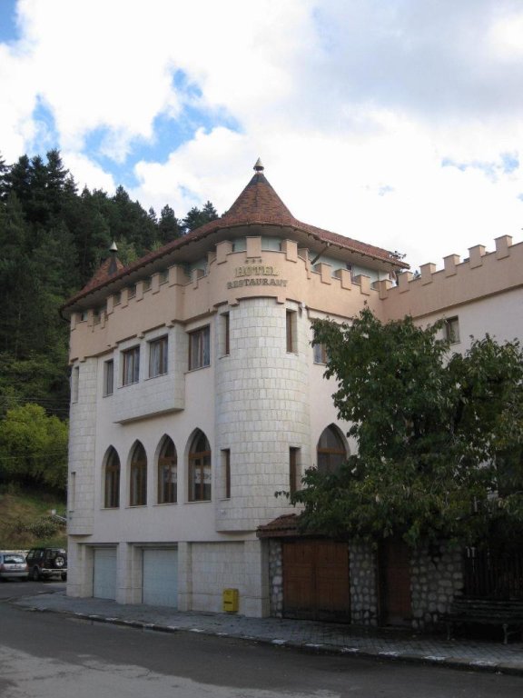 The Castle Hotel — hotel in Samokov