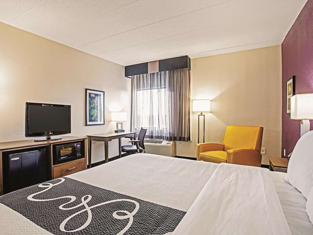 La Quinta Inn & Suites by Wyndham Baltimore N White Marsh - photo 23