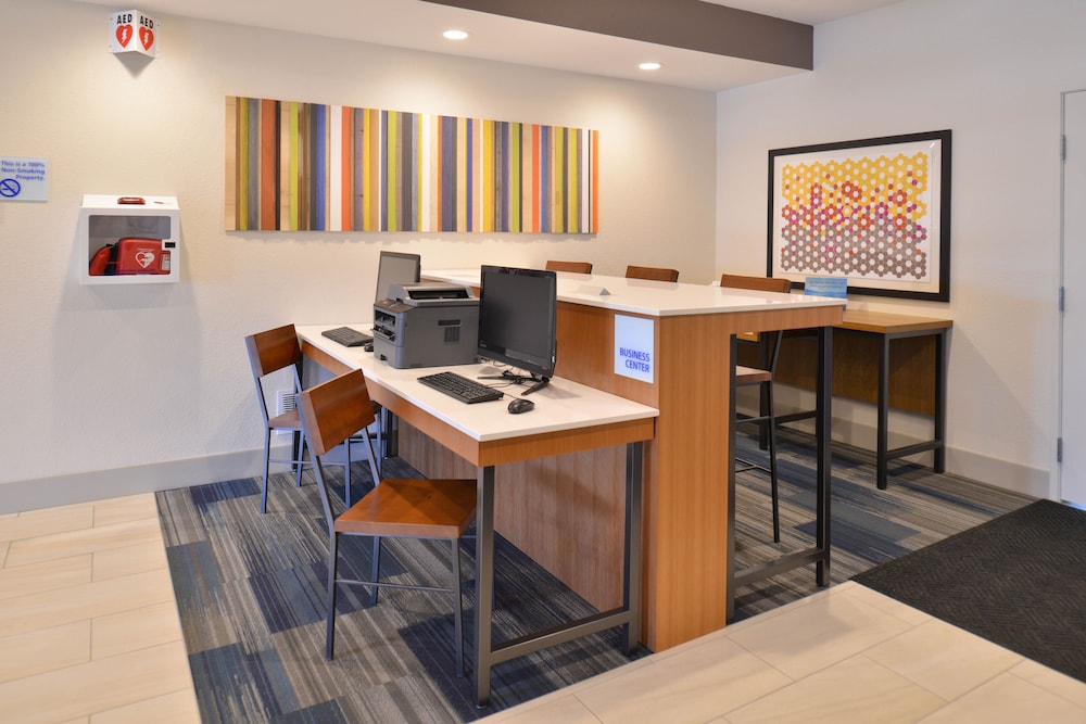 Holiday Inn Express and Suites Stevens Point by IHG - photo 26
