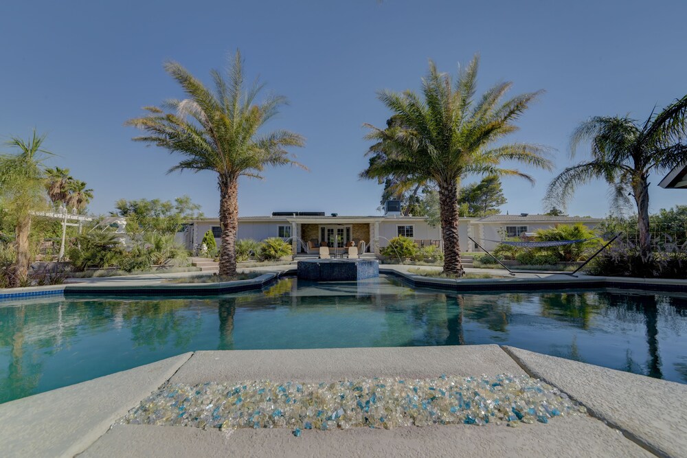 Sanctuary Pond and Pool — 4-Star Luxury Hotel in Las Vegas, United States