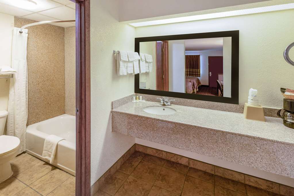 Super 8 by Wyndham Seguin - photo 17