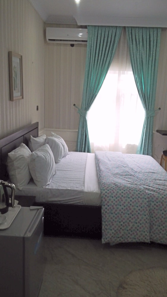 Queen Idia Suites - carbon neutral hotel in Lagos