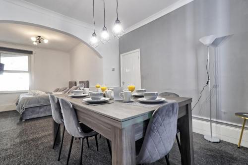 Beautiful Spacious four bedroom house with parking for 2 cars 5 minute walk to southend station — 4-Star Luxury Hotel in Southend-On-Sea, United Kingdom