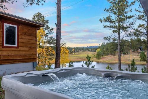 Hottub Hideaway BHBungalows #6 in Custer, United States
