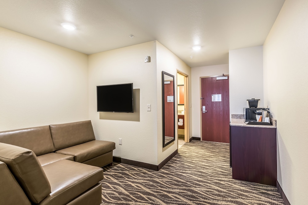 Cobblestone Hotel & Suites Hartford - photo 31