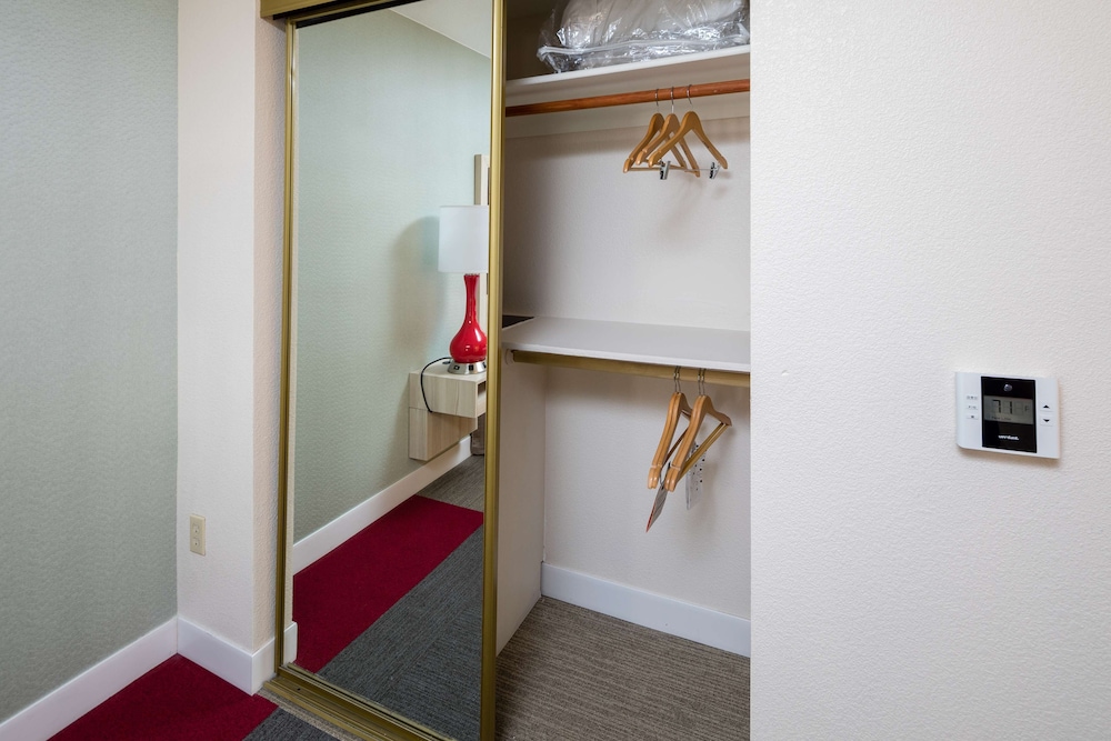 Hampton Inn San Francisco Airport - photo 11