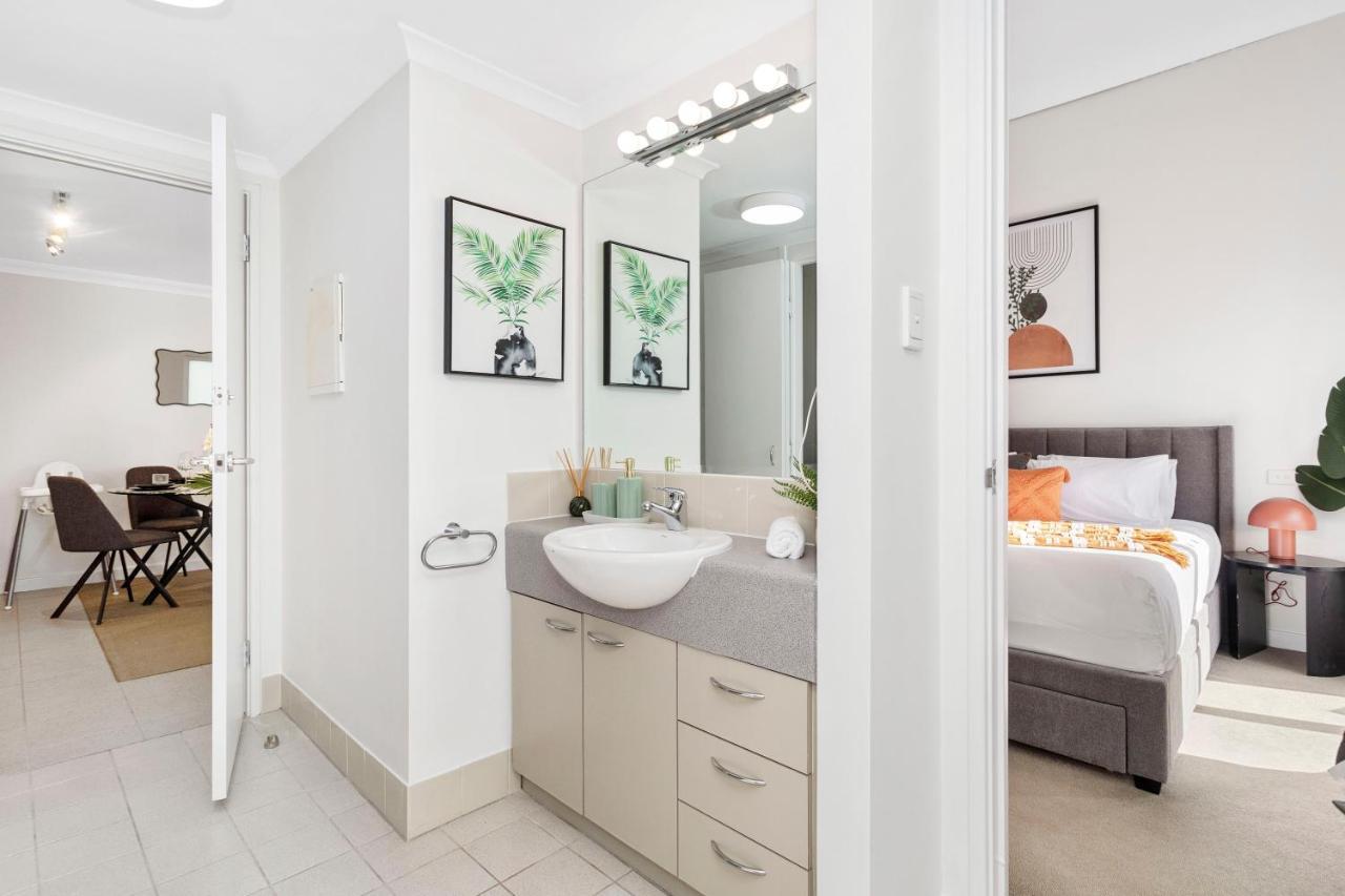 The CBD Gateway Modern 1BR Suite near UWA & Park — 4-Star Luxury Hotel in Perth, Australia