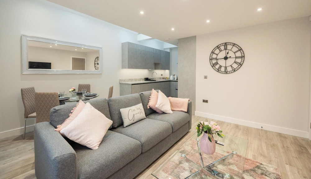 Chester House — 4-Star Luxury Hotel in Reading, United Kingdom