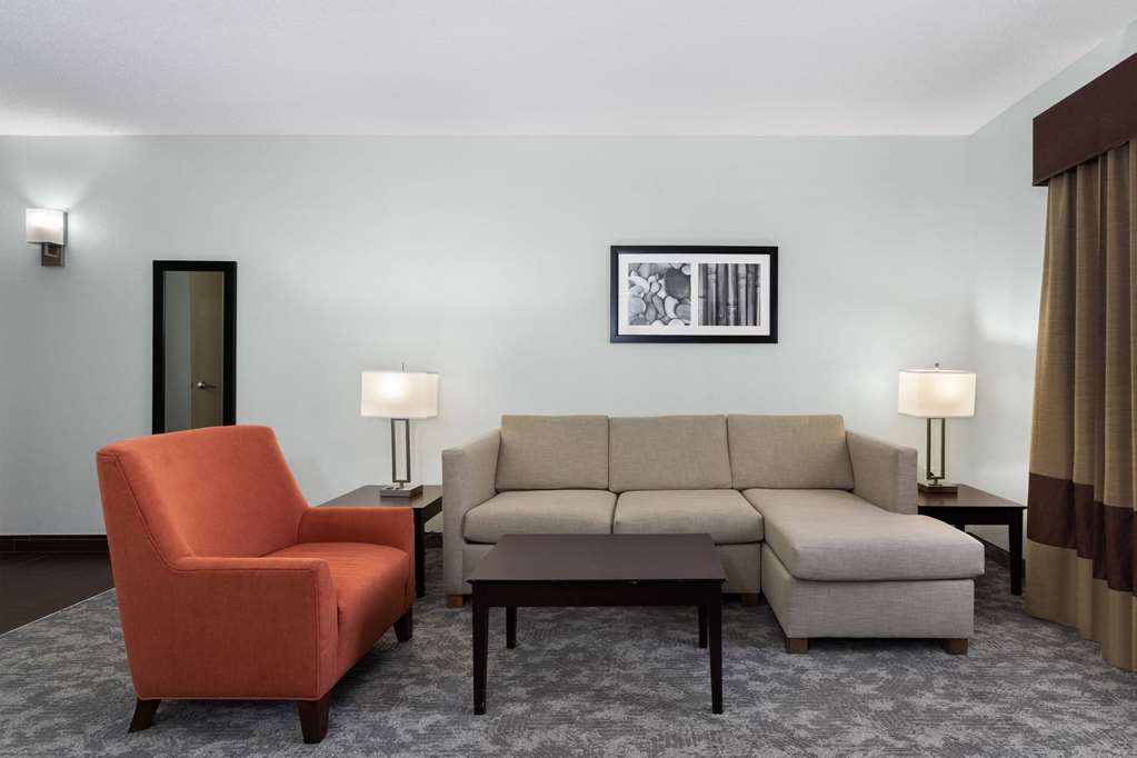 La Quinta Inn & Suites by Wyndham Bonita Springs Naples N. - photo 27